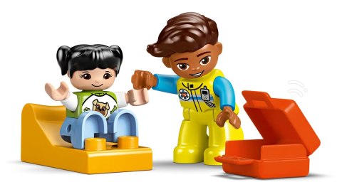 10447 - LEGO DUPLO - Karetka z kierowcą