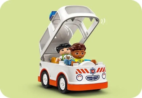 10447 - LEGO DUPLO - Karetka z kierowcą